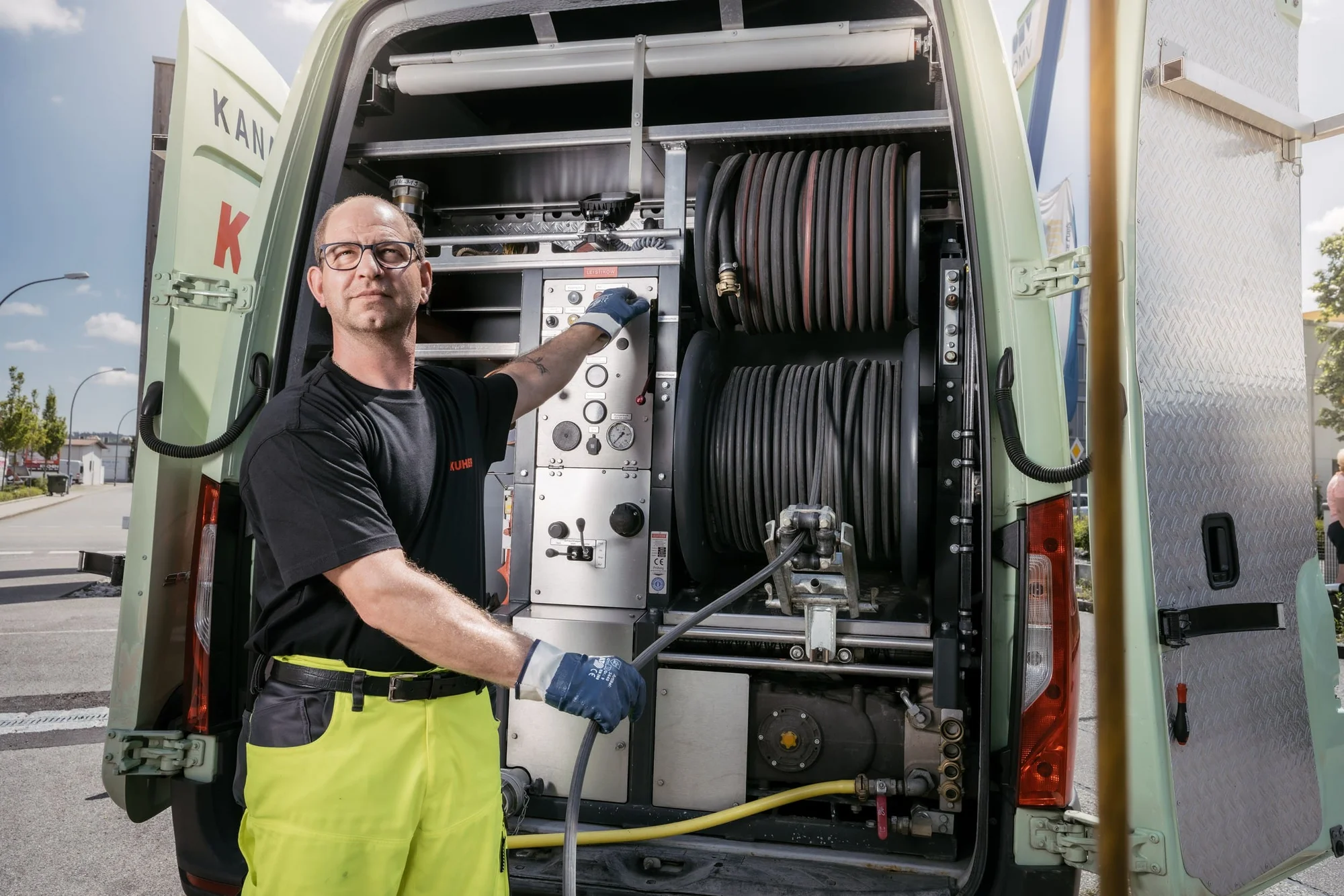 Kanalreinigung mit Spülfahrzeugen in Arnstein